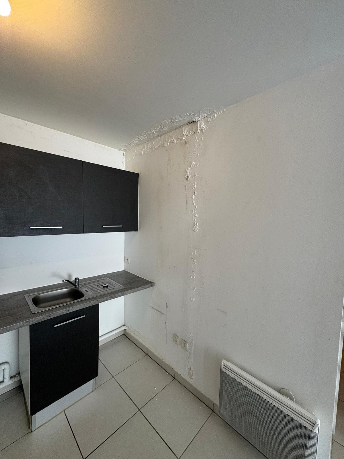 Mur endommagé par l’eau avant intervention